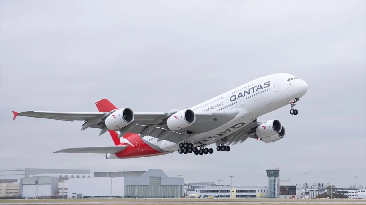 Un avi&oacute;n de Qantas Airways, durante el despegue. / Sebastian Kahnert