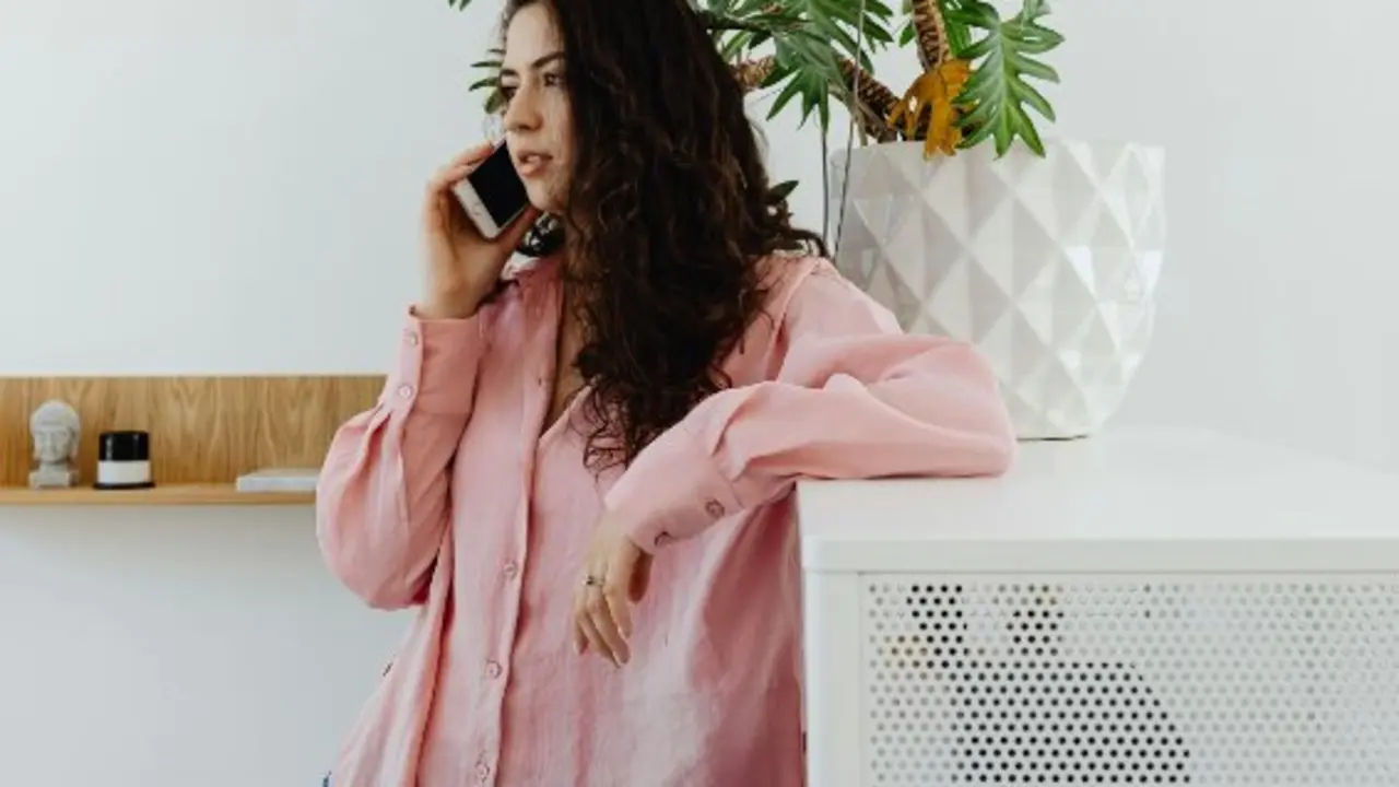 Una chica con un tel&eacute;fono en en el o&iacute;do. / A.P.