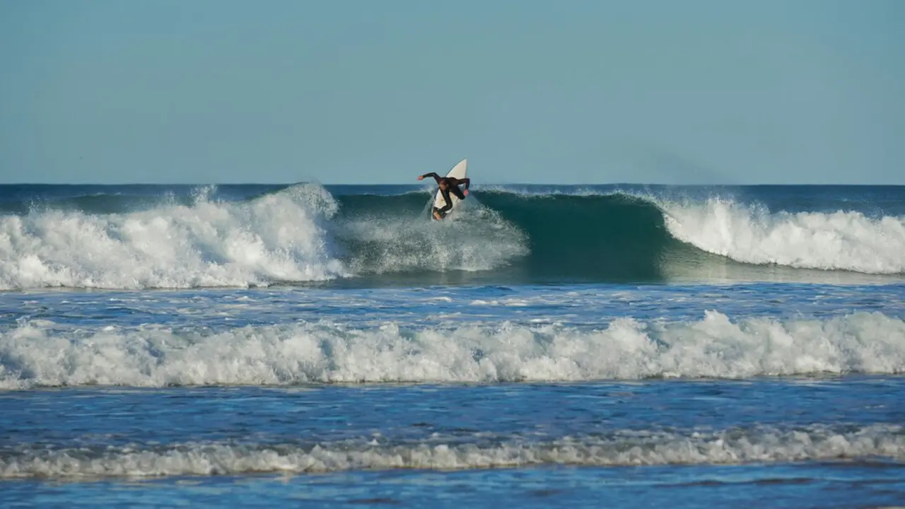 Un surfista cogiendo olas en la playa de Somo. / A.P.
