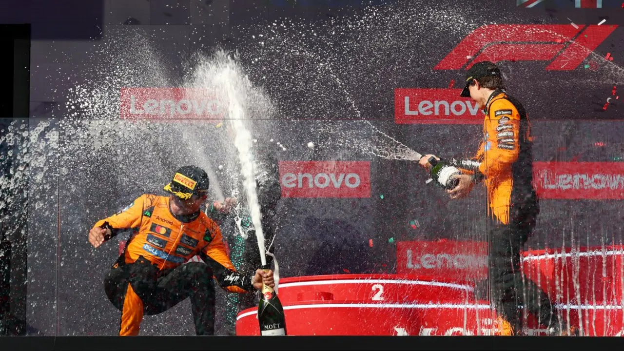 Norris celebra tras el triunfo en Hungr&iacute;a. / X