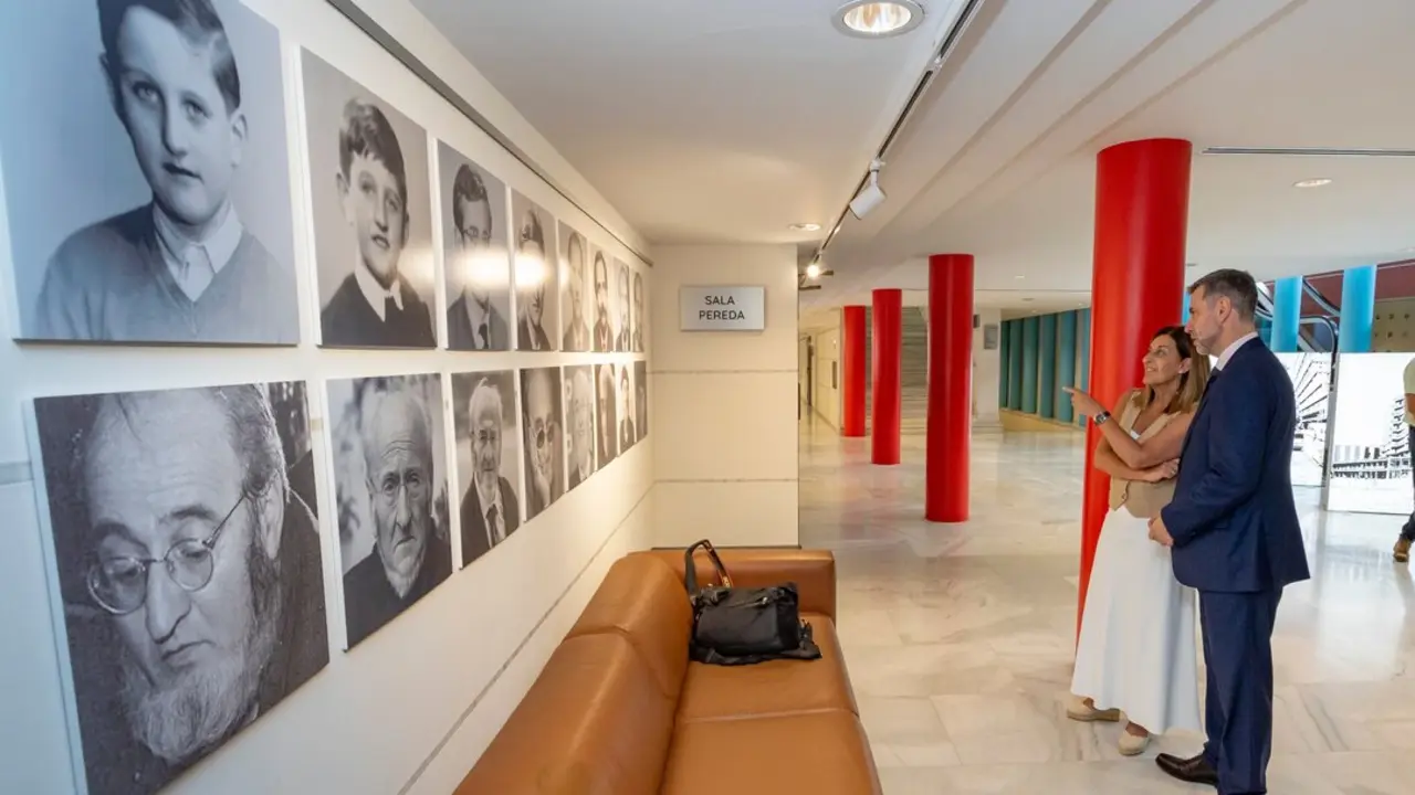 Buruaga visita la exposici&oacute;n sobre &Aacute;lvaro Pombo en el Palacio de Festivales. / A.E