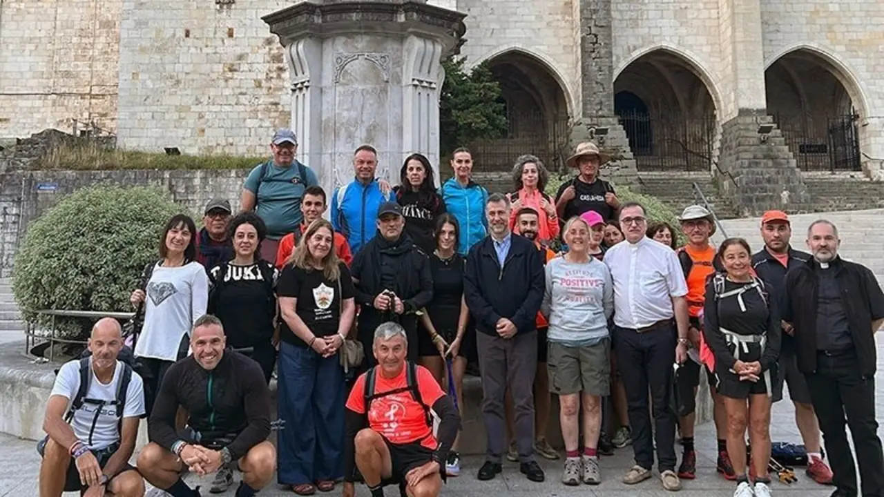 Peregrinos del Camino Medieval Lebaniego en el comienzo de la etapa en Santander. / A.E
