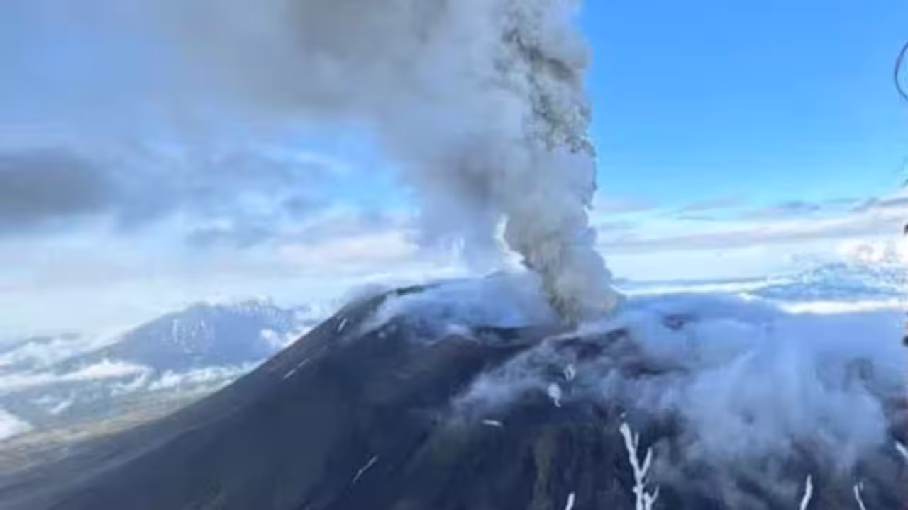 El Kracheninnikov rompe 475 a&ntilde;os de silencio tras el gran se&iacute;smo en Kamchatka. / X