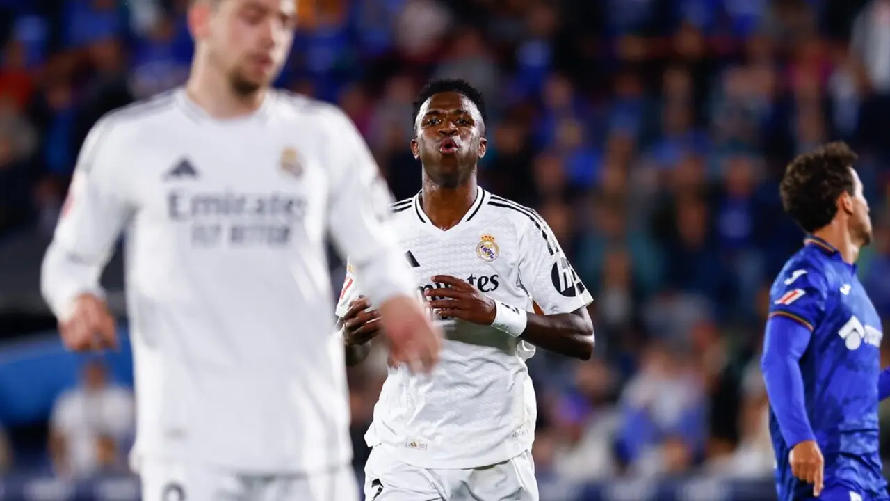 Vinicius y Valverde durante un partido ante el Getafe. / EP