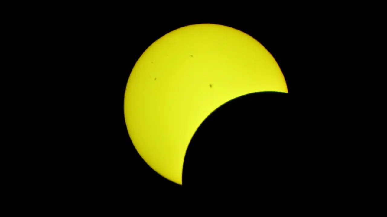 La Luna comienza a cruzarse con el Sol durante un eclipse solar, visto desde la trayectoria de totalidad. / Michael Palmer