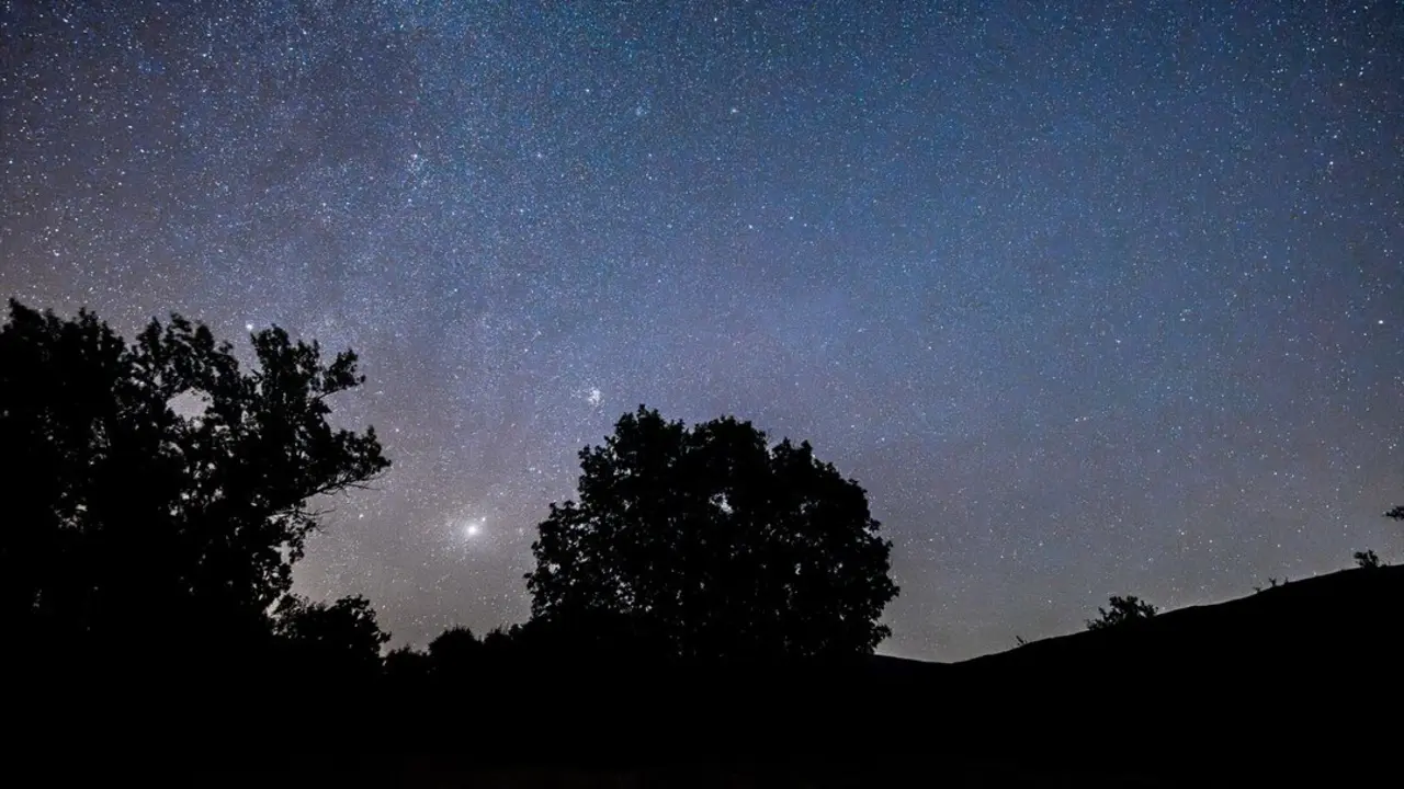 Lluvia de Perseidas vista desde la Sierra de Guadarrama en agosto de 2024. / Diego Radam&eacute;s