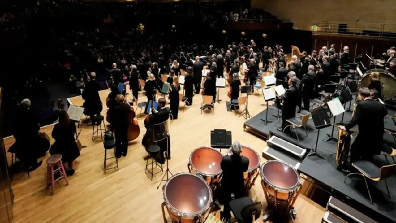 Orquesta The Hall&eacute; de Manchester. Kahchun Wong, director. / x