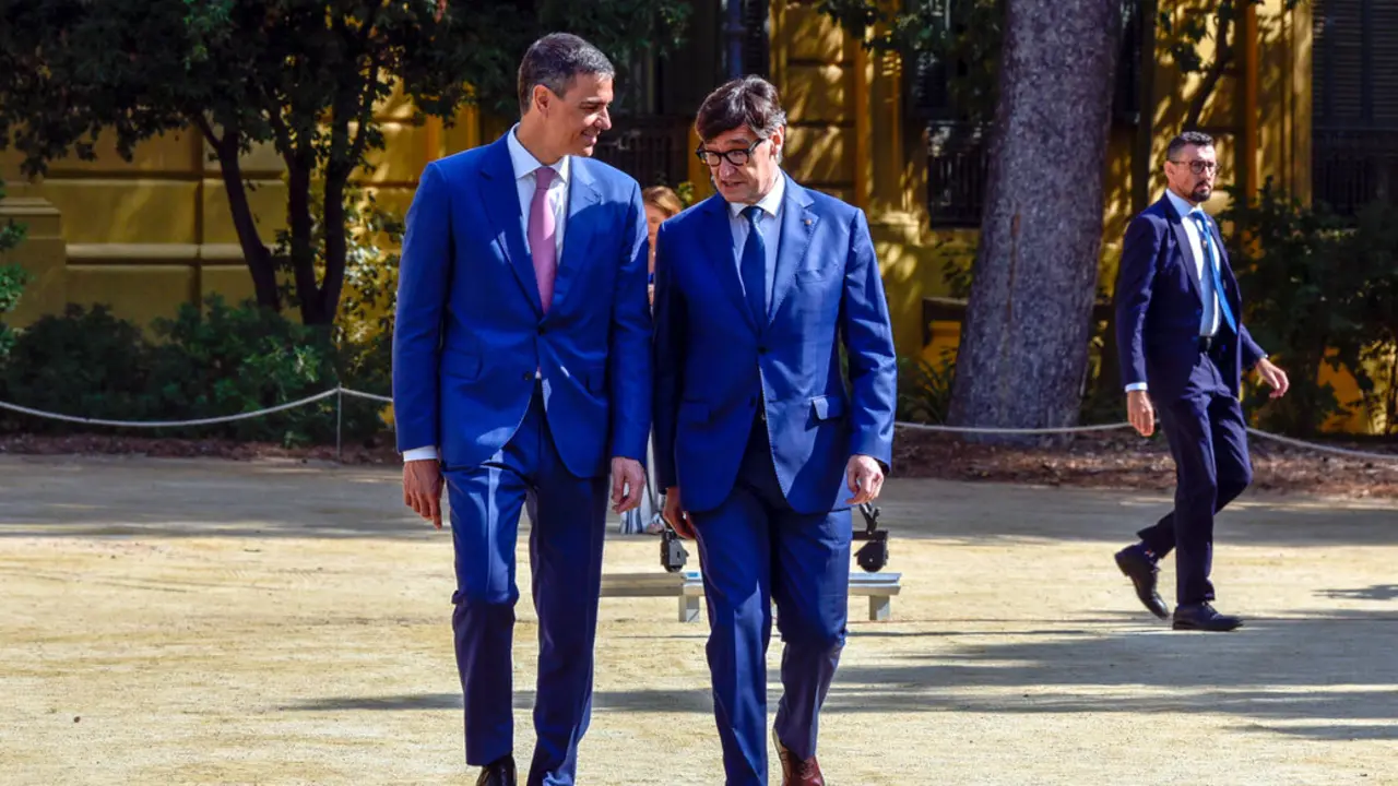 El presidente del Gobierno, Pedro S&aacute;nchez (i), y el presidente de la Generalitat de Catalunya, Salvador Illa (d). / EP