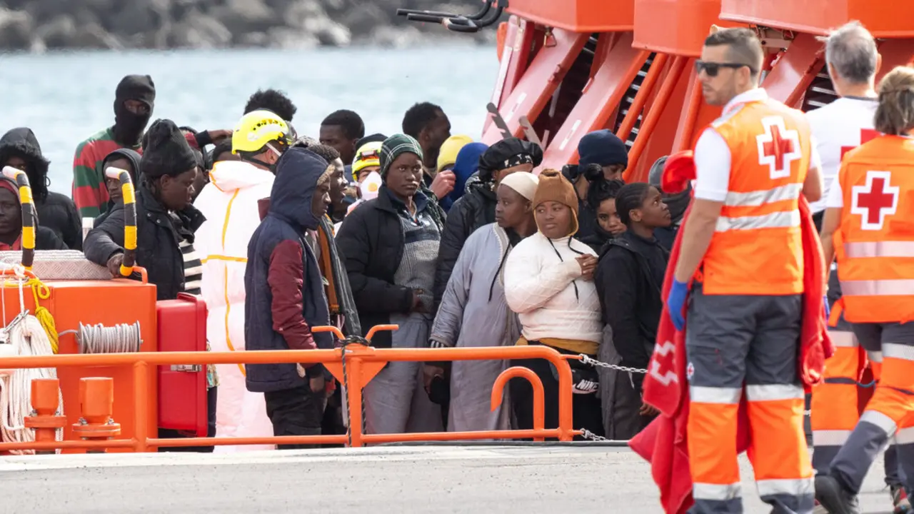 Varios servicios de emergencia atienden a migrantes reci&eacute;n rescatados de un cayuco. / EP