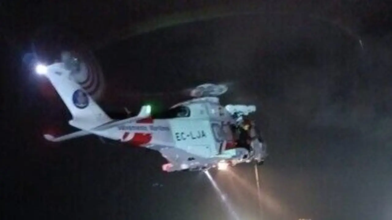 El Helic&oacute;ptero Helimer durante la intervenci&oacute;n anoche. / 112