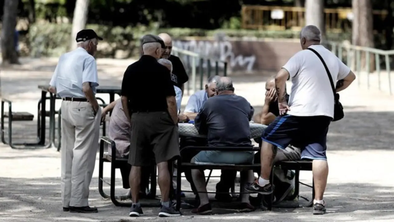 Varios jubilados en el parque. / EP