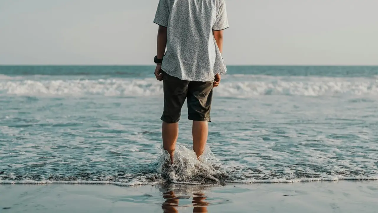 Una persona camina por la playa. / A.E