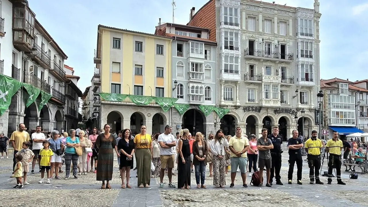 Minuto de silencio en Castro Urdiales por el fallecimiento del menor de 12 a&ntilde;os que cay&oacute; en una zona rocosa de Cotolino. / EP