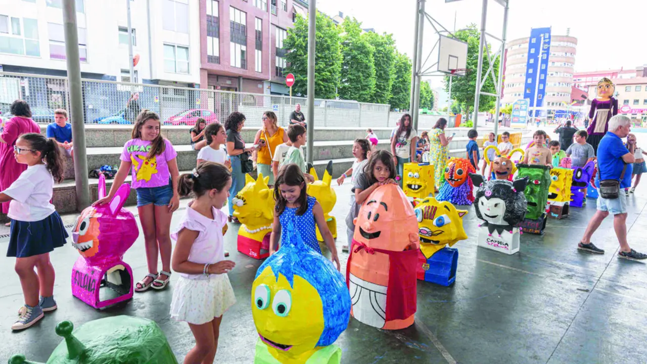 Los ni&ntilde;os con los cabezudos que abrir&aacute;n las fiestas patronales. / A.E