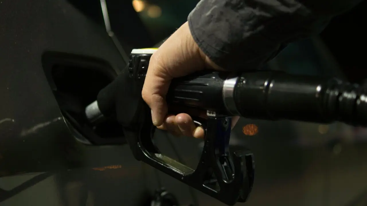 pexels-clickerhappyUna persona reposta combustible, en un coche. / A.E