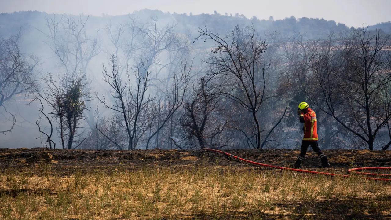 M&aacute;s de 2.000 bomberos, 600 veh&iacute;culos y helic&oacute;pteros militares luchan contra el fuego declarado el pasado martes. / EP