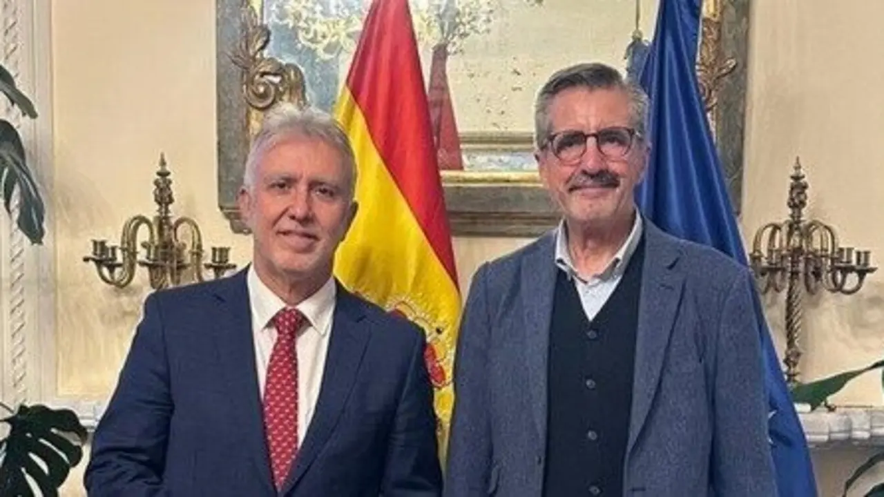 El ministro de Pol&iacute;tica Territorial y Memoria Democr&aacute;tica, &Aacute;ngel V&iacute;ctor Torres (i), junto con Jos&eacute; Mar&iacute;a &Aacute;ngel Bonilla (d). / EP