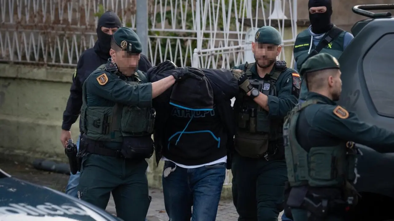 Varios agentes de la Guardia Civil llevan a un detenido tras una operaci&oacute;n policial antiyihadista en Barcelona. / EP