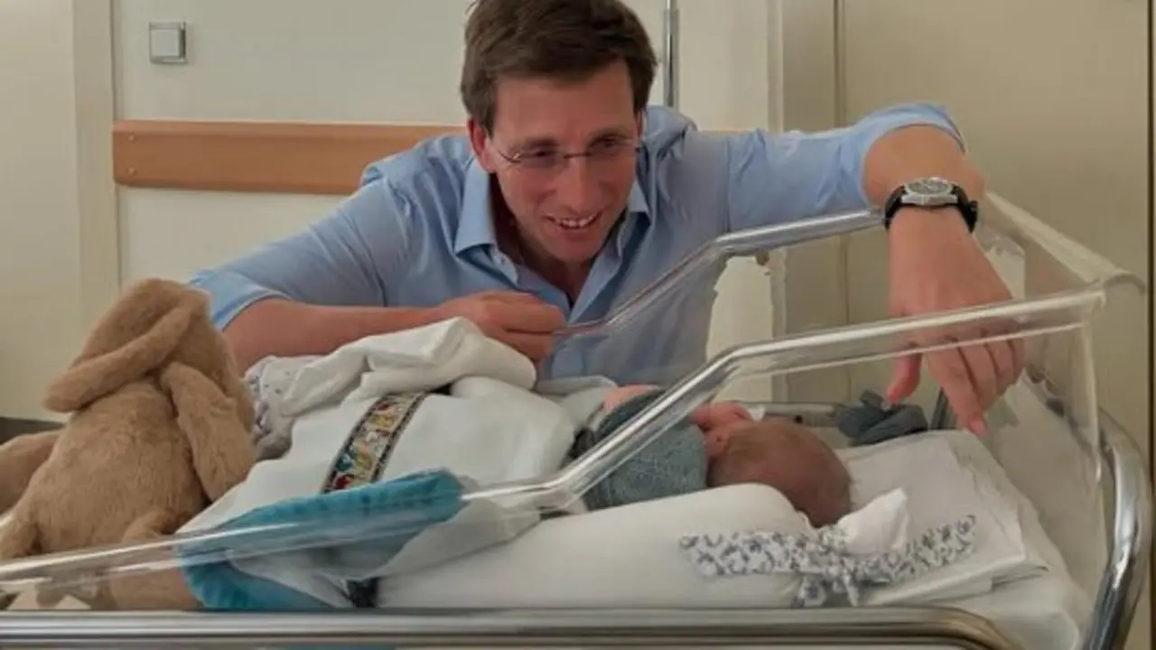 Jos&eacute; Luis Mart&iacute;nez Almeida junto a su hijo en el hospital. EP / Archivo