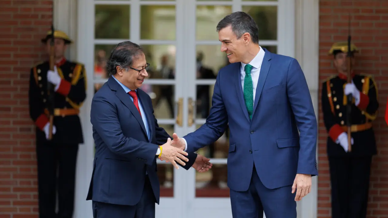 El presidente del Gobierno, Pedro S&aacute;nchez (d), recibe al presidente de la Rep&uacute;blica de Colombia, Gustavo Petro Urrego (i). / EP