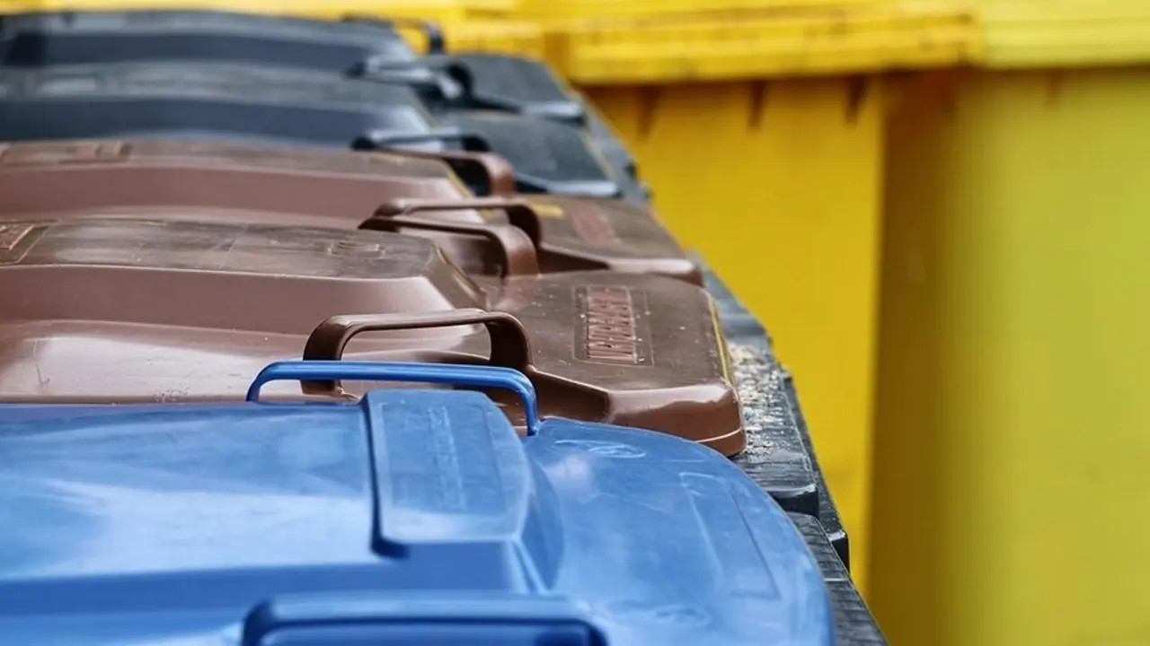 Contenedores de basura para distintos tipos de residuos. / EP