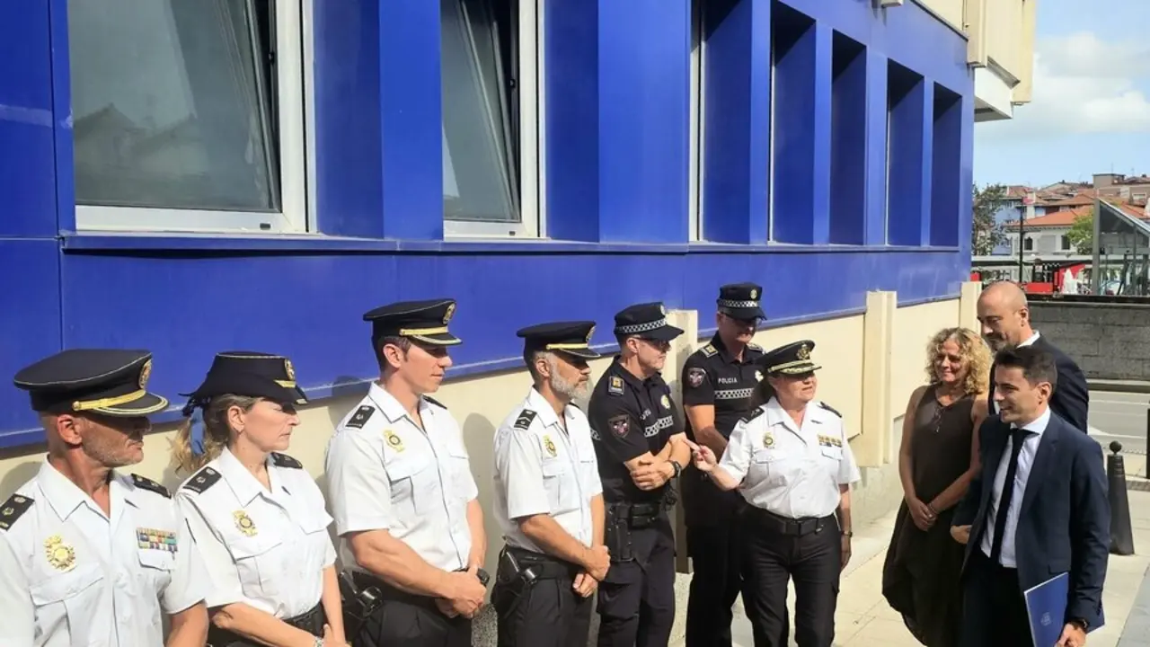 Presentaci&oacute;n del dispositivo de Polic&iacute;a Nacional para las fiestas de la Virgen Grande. / A.E