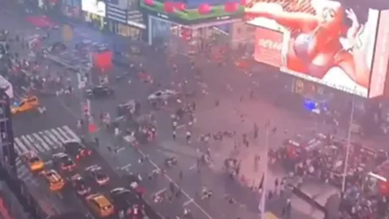 Varias personas en el momento del tiroteo en la plaza Times Square de Nueva York. / rrss