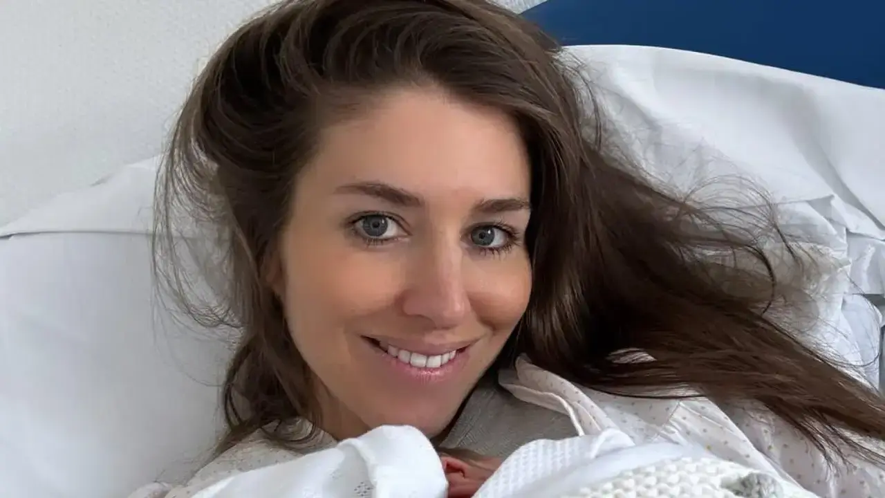 Carmen Ballesteros Bot&iacute;n ha tenido a su primer hijo el 8 de agosto de 2025. / EP