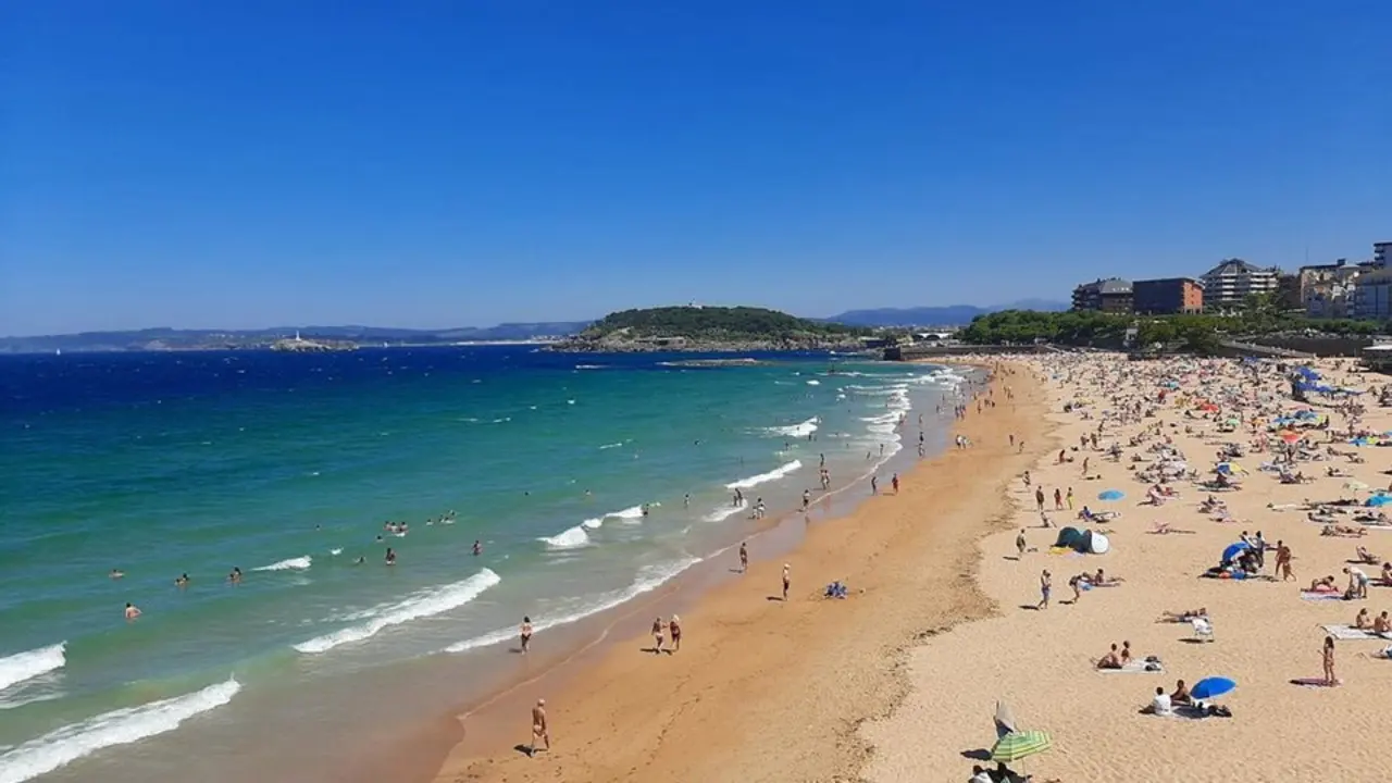 Varias personas en la playa durante un d&iacute;a de calor. / EP