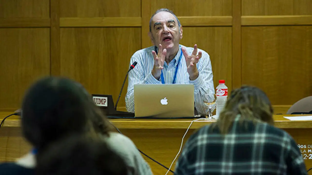 Ell compositor Tom&aacute;s Marco Arag&oacute;n, en un curso magistral. / x