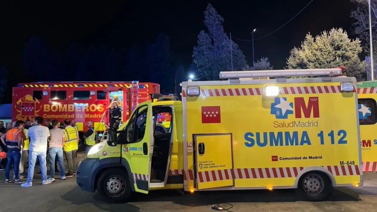 Bomberos de la Comunidad de Madrid y sanitarios del Summa 112 en el incendio de Tres Cantos. / EP