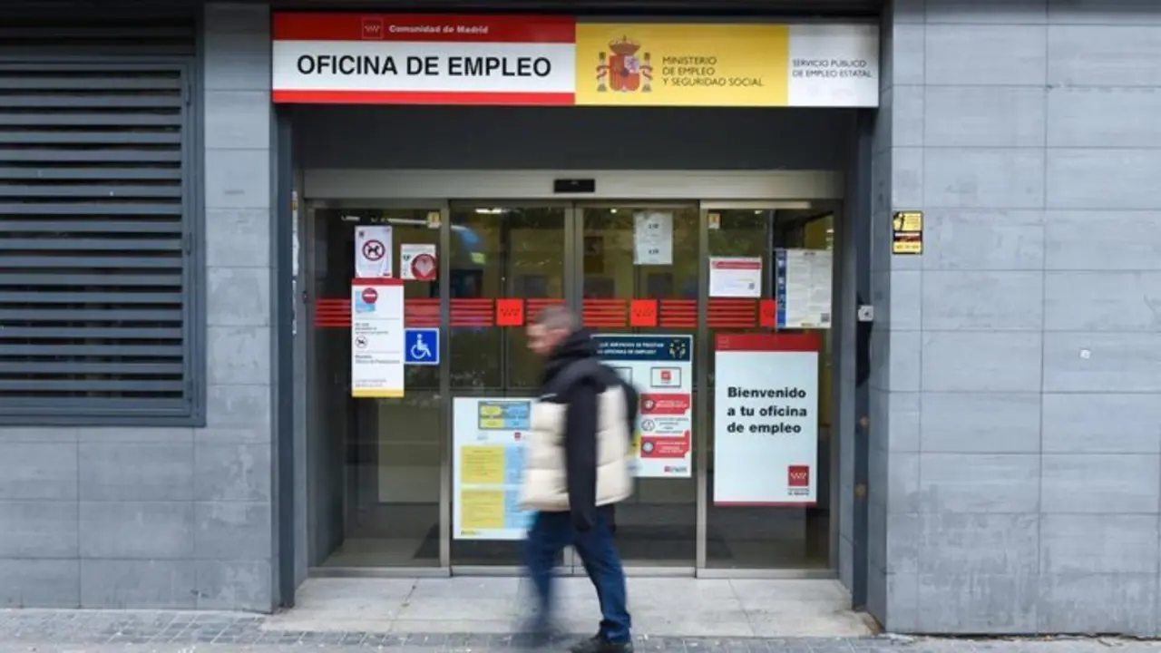 Una persona en la entrada de un Oficina de Empleo. / EP