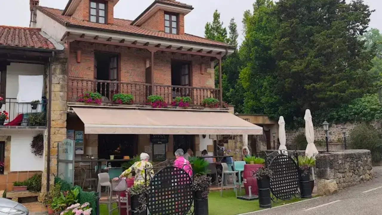 Varias personas en la terraza el restaurante. / A.E