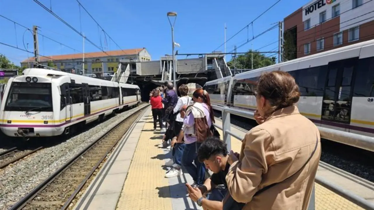 Varias personas en la parada de tren de Santander. / EP
