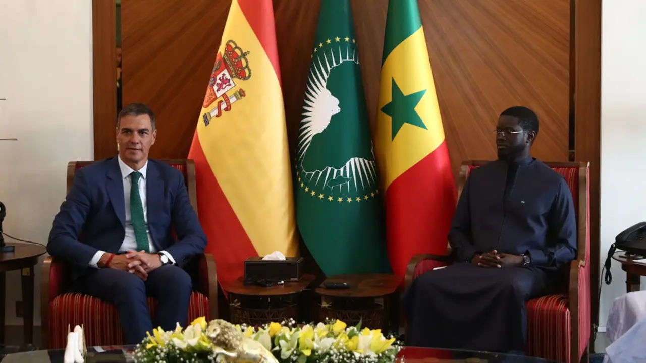 El presidente del Gobierno de Espa&ntilde;a, Pedro S&aacute;nchez (i) y el presidente de la Rep&uacute;blica del Senegal, Bassirou Diomaye Faye (d). / EP