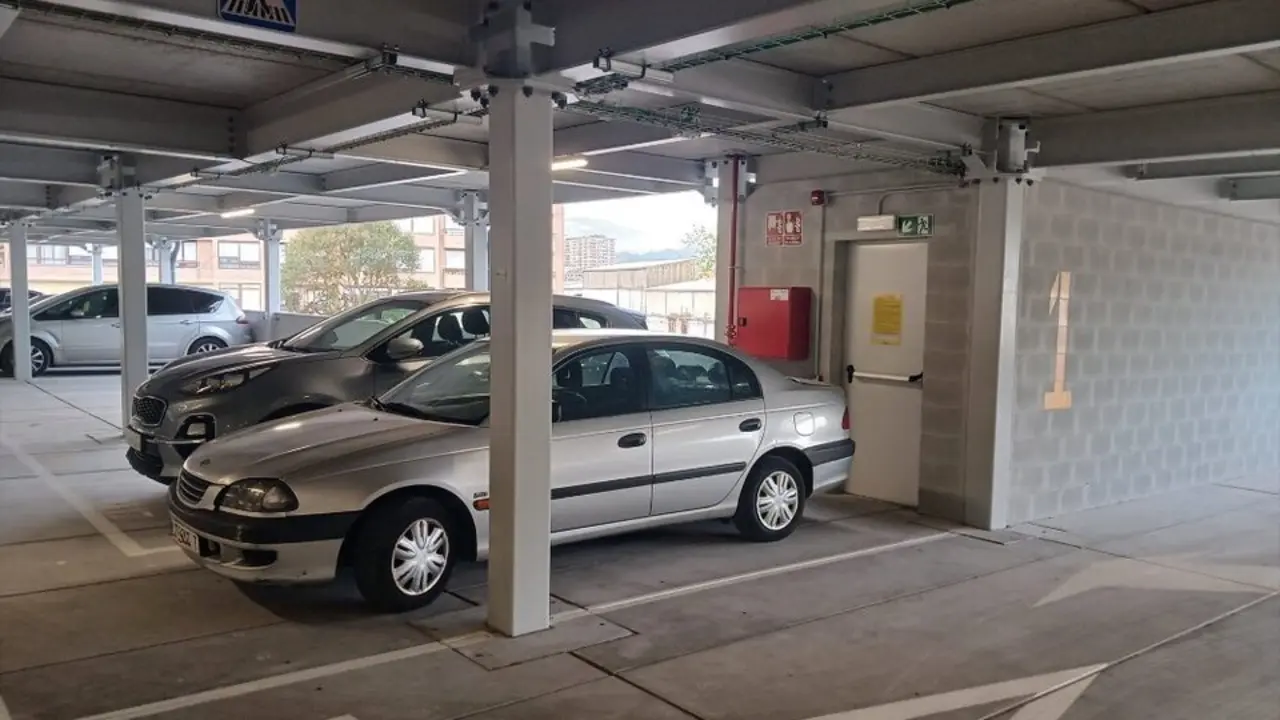 Varios coches en el parking de la Carmencita. / EP