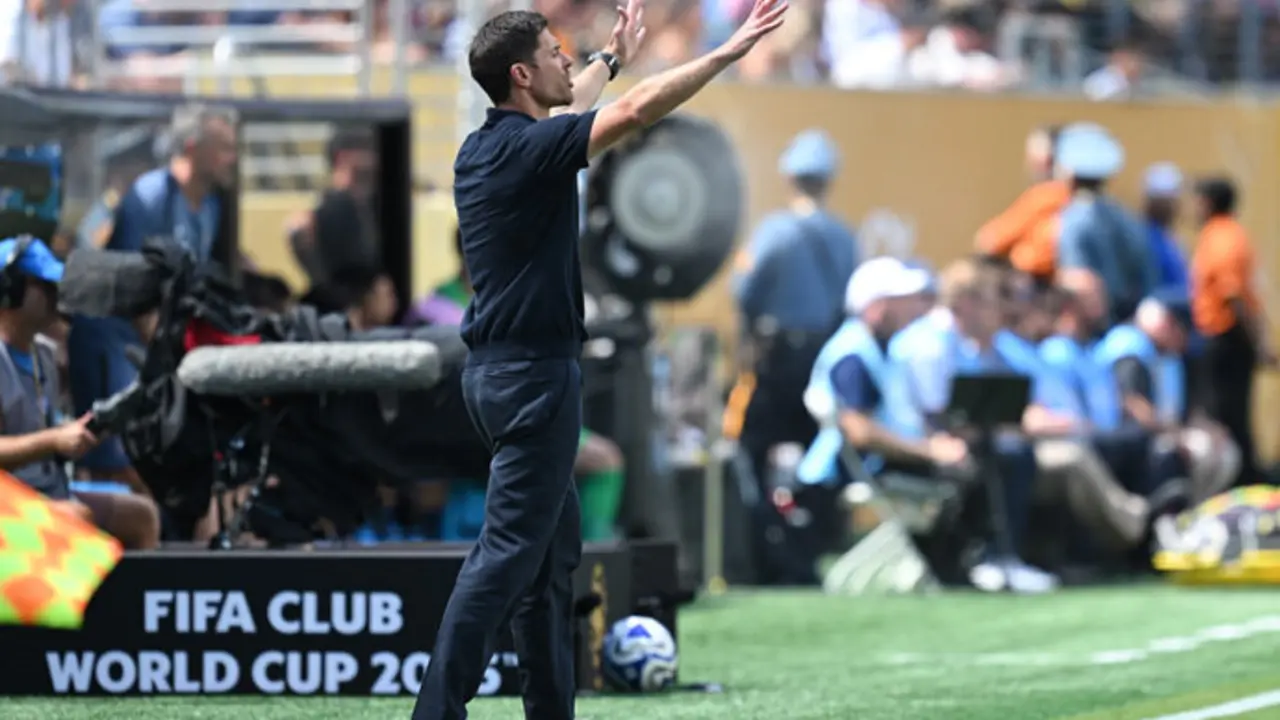 Xabi Alonso da instrucciones durante un partido del Real Madrid. / x