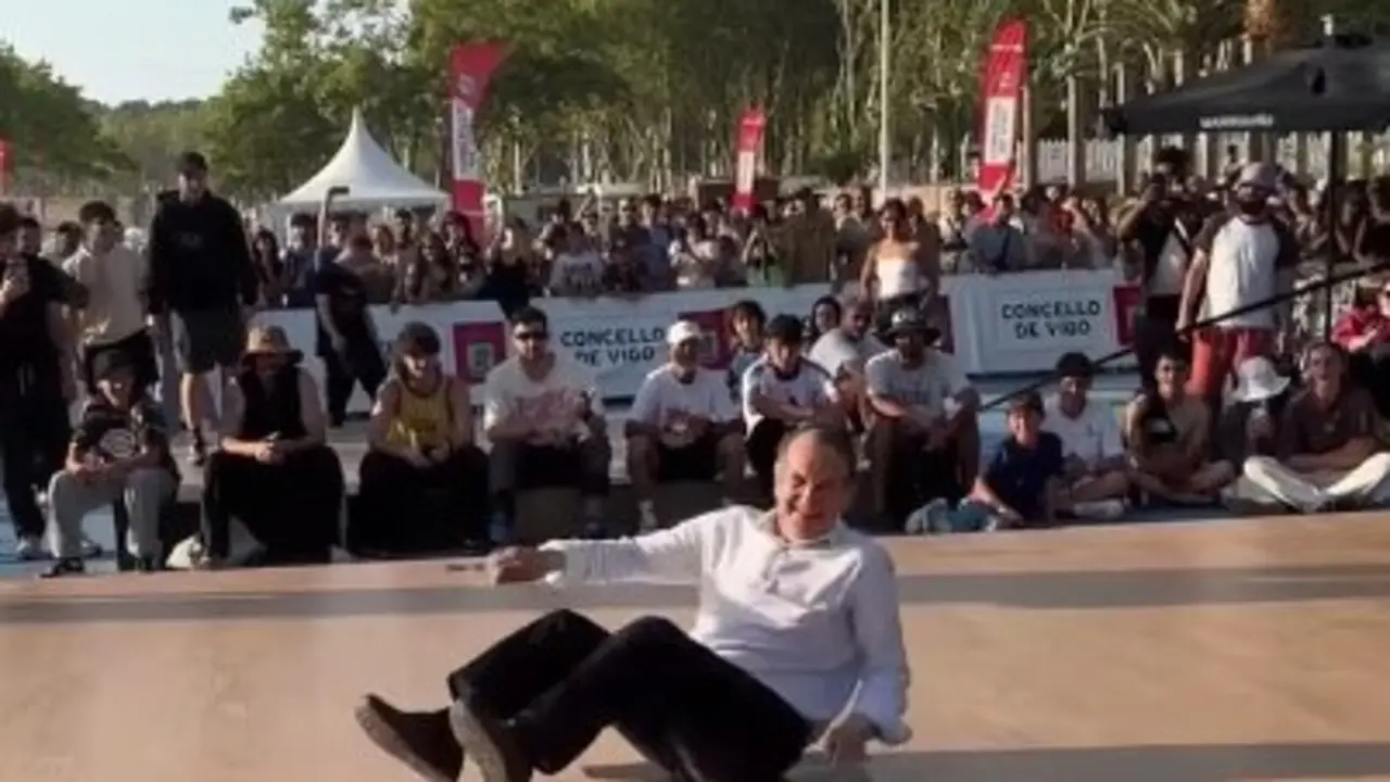 El alcalde de Vigo, Abel Caballero, bailando break dance. / Instagram