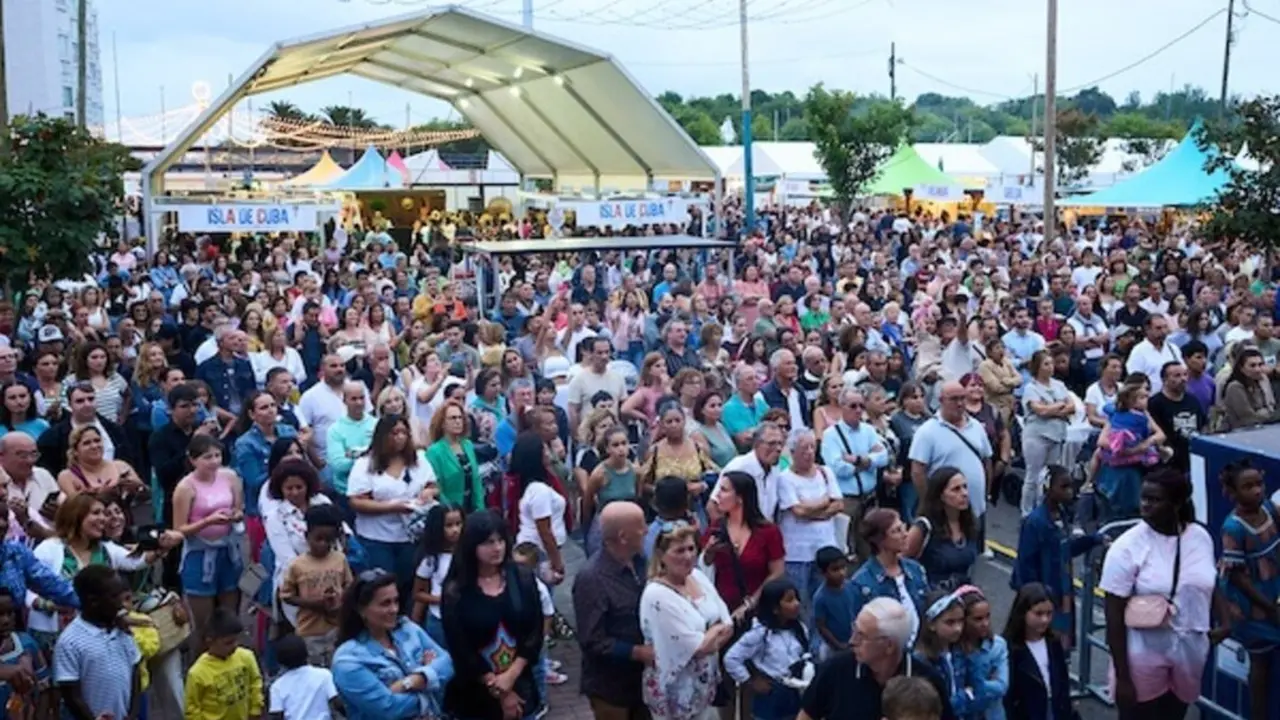 Varias personas durante una de las actuaciones en la Feria de las Naciones. / EP