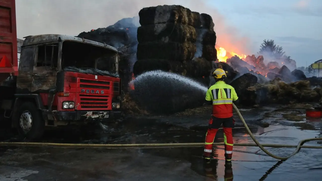 Los bomberos trabajan para sofocar el incendio de Calera y Choza. / EP