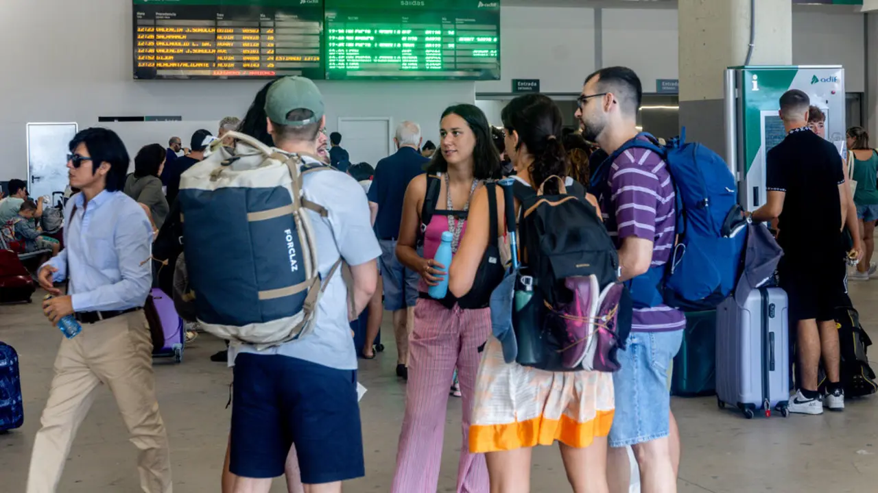 Varias personas con maletas caminan en la Estaci&oacute;n de Chamart&iacute;n. / EP