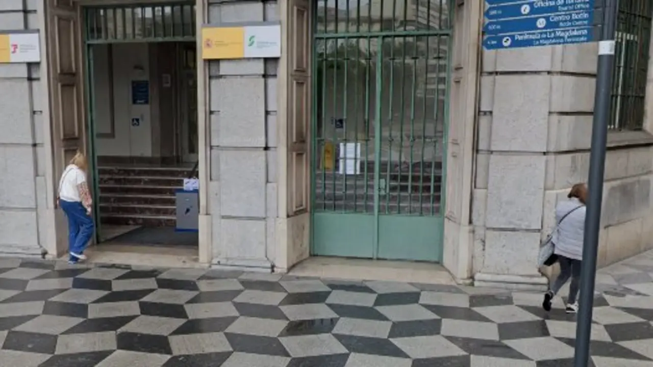 Una persona entra a la oficina de la Seguridad Social. / A.E