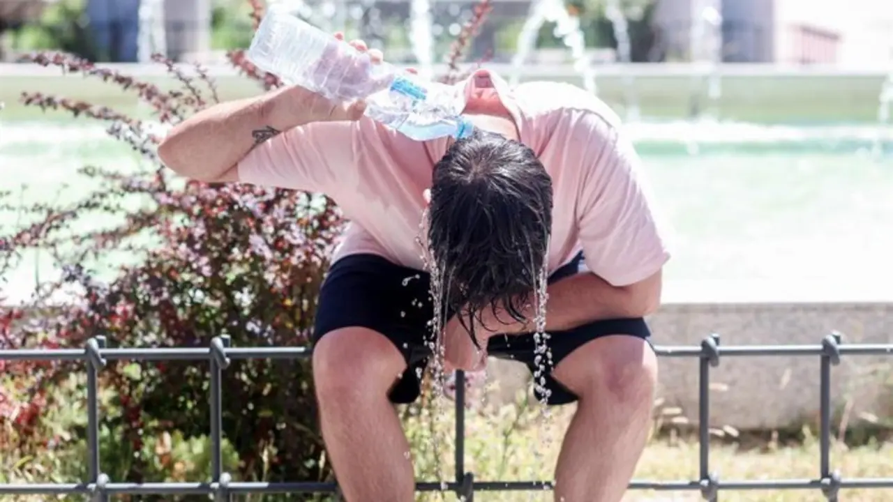 Una persona durante una ola de calor. / EP