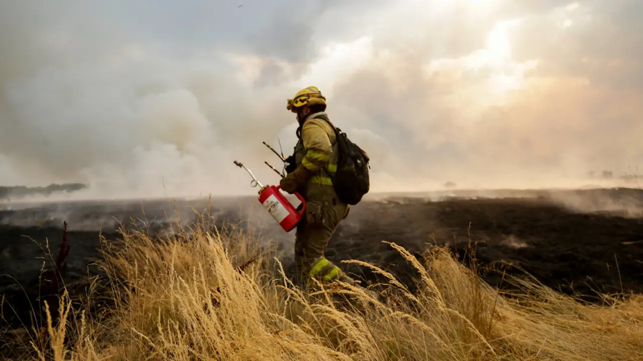 Un bombero trata de extinguir un incendio. / EP