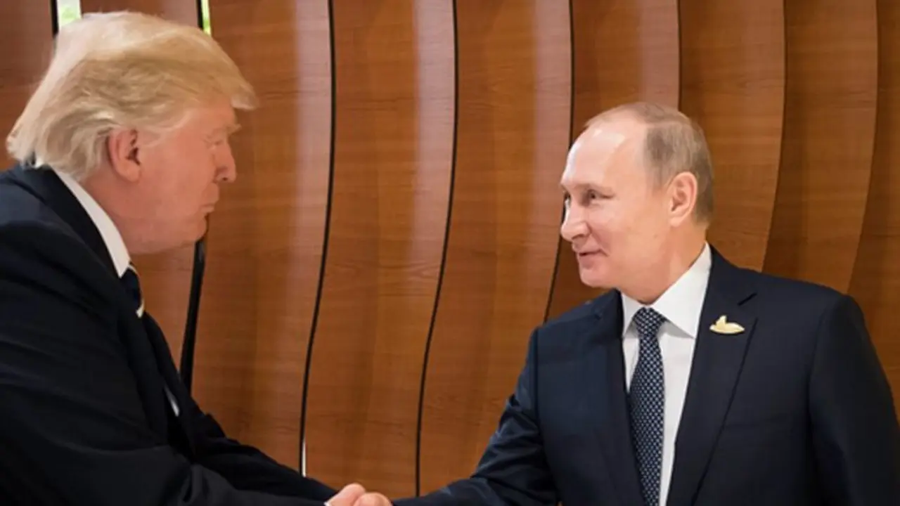 Los presidentes de EE.UU, Donald trump y el de Rusia, Vladimir Putin se estrechan la mano. / x