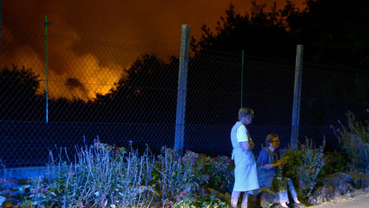 Dos vecinas desveladas por la proximidad del fuego a Rebordondo. / EP