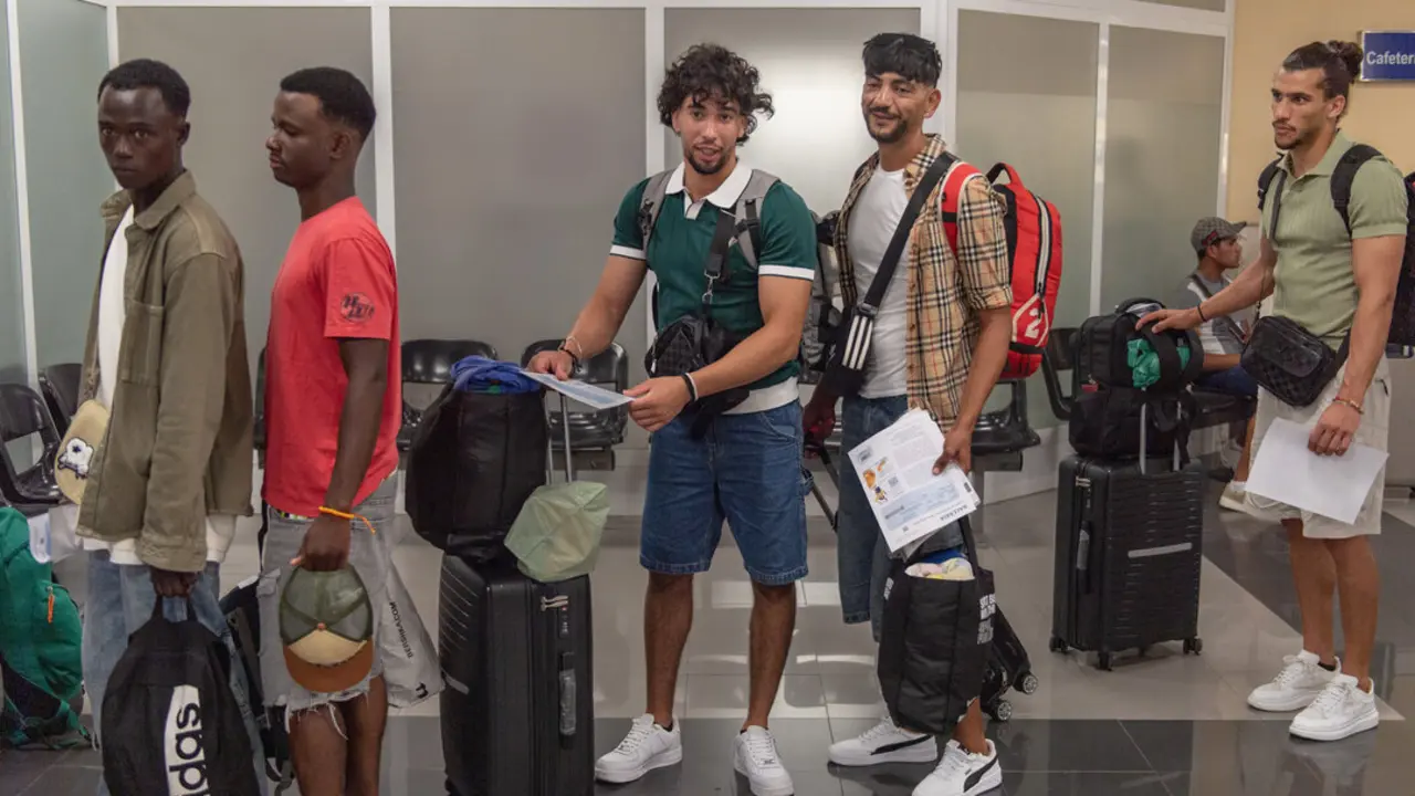 Un grupo de inmigrantes hacen cola en el Puerto de Ceuta, antes de ser trasladados a la pen&iacute;nsula. / EP