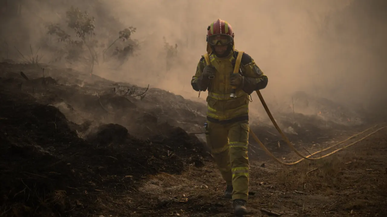 Un bombero durante los incendios en Portugal. / EP