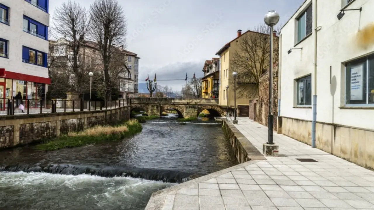 En Reinosa, el Ebro no es solo un r&iacute;o: es una calle m&aacute;s, un vecino m&aacute;s. / A.S.P