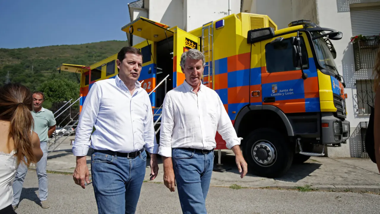 El presidente del Partido Popular, Alberto N&uacute;&ntilde;ez Feij&oacute;o (d), y el presidente de Castilla y Le&oacute;n, Alfonso Fern&aacute;ndez Ma&ntilde;ueco (i). / EP